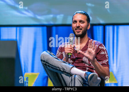 Bonn, Germania - 8 Giugno 2019: Shazad Latif (*1988, attore britannico - Star Trek: SCOPERTA) parla delle sue esperienze in Star Trek scoperta presso FedCon 28 Foto Stock