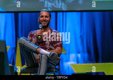 Bonn, Germania - 8 Giugno 2019: Shazad Latif (*1988, attore britannico - Star Trek: SCOPERTA) parla delle sue esperienze in Star Trek scoperta presso FedCon 28 Foto Stock