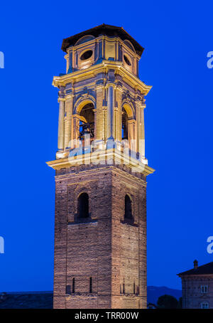 Torino, Italia - 8 Giugno 2019: campanile della cattedrale di San Giovanni (XV e XVIII secoli), di notte. Foto Stock