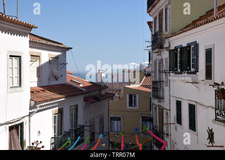 Alfama durante la festa annuale di Sant'Antonio aka Lisbona Festival sardina, Lisbona, Portogallo, Giugno 2019. Terrazza del Memmo hotel in background Foto Stock