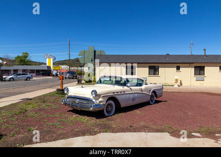 Williams, Arizona, Stati Uniti d'America: Maggio 24, 2019: scene di strada con la classica auto parcheggiate in strada in Williams, una delle città sulla famosa Route 66 Foto Stock