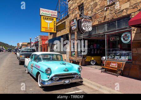 Williams, Arizona, Stati Uniti d'America: Maggio 24, 2019: scene di strada con auto classica di fronte a negozi di souvenir in Williams, una delle città sulla famosa Route 66 Foto Stock