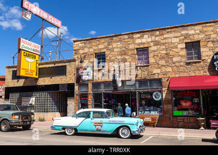 Williams, Arizona, Stati Uniti d'America: Maggio 24, 2019: scene di strada con auto classica di fronte a negozi di souvenir in Williams, una delle città sulla famosa Route 66 Foto Stock