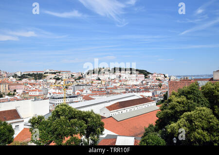 Vista di Lisbona & castello dal Miradouro de Sao Pedro de Alcantara, Lisbona, Portogallo, Giugno 2019 Foto Stock