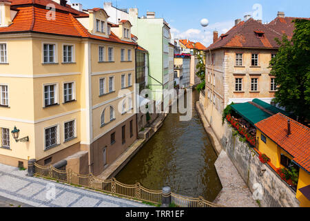 Certovka Canal in esecuzione attraverso il quartiere locale a Praga, Repubblica Ceca Foto Stock