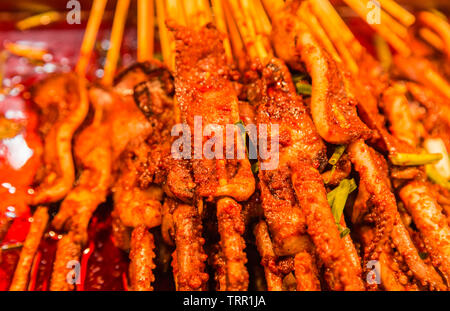 Cinese barbecue barbecue spiedini closeup visualizzare lo sfondo Foto Stock