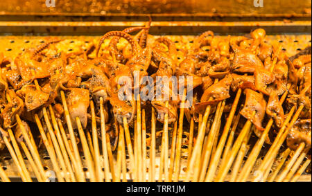 Cinese barbecue barbecue spiedini closeup visualizzare lo sfondo Foto Stock