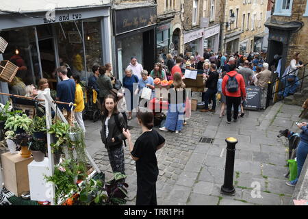 La folla salire le ripide stradine di Frome a godere il mestiere artigianale e bancarelle a Frome mercato indipendente. Somerset England Regno Unito Foto Stock