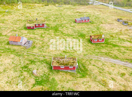 Tipici norvegesi di colore rosso e bianco holiday cottages, vista aerea, valley Follestaddal al Hjörundfjord, Möre og Romsdal, Norvegia Foto Stock