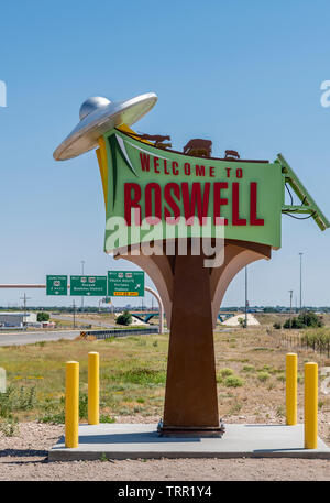 Roswell UFO segno di benvenuto presso la città limiti sull'autostrada 285, Roswell, New Mexico, negli Stati Uniti. Foto Stock