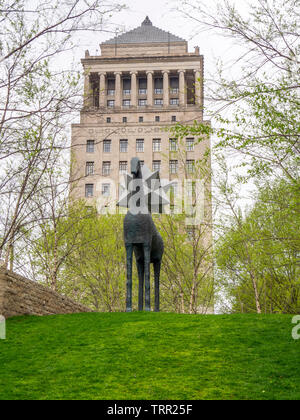 Arte pubblica scultura in bronzo di Zenit di Mimmo Paladino in città giardino Parco della Scultura e tribunali civili Costruzione di St Louis nel Missouri negli Stati Uniti. Foto Stock