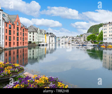 Le barche nel porto interno, Ålesund, Møre og Romsdal, Sunnmøre, Norvegia Foto Stock