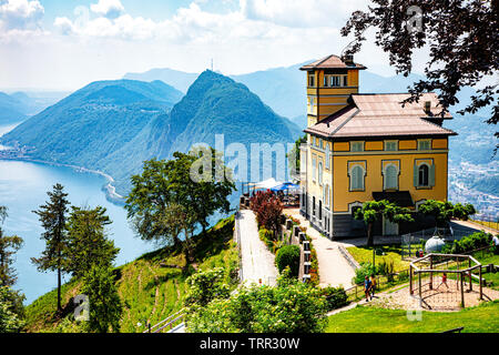 Mont Bre, Svizzera - Giugno 08, 2019 la vista del ristorante Vetta sul Lago di Lugano Foto Stock