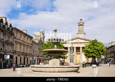 Fontana, memoriale di guerra e St Giles chiesa sul Plainstones. High Street, Royal Burgh di Elgin, murene, Scozia, Regno Unito, Gran Bretagna Foto Stock