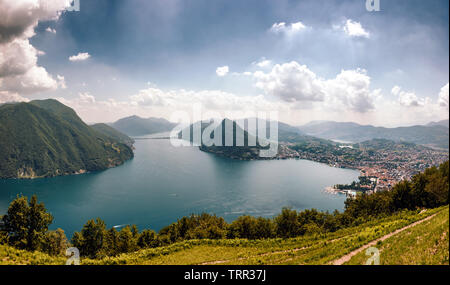 Vista panoramica del pittoresco Lago di Lugano in Svizzera il giorno come visto dal Mont Bre Foto Stock