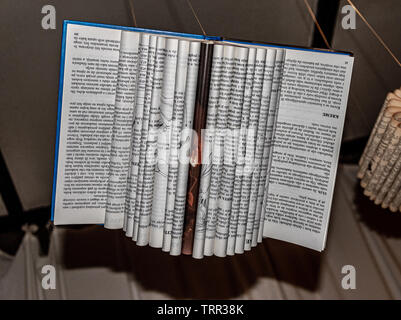 Prenota con pagine ripiegate Foto Stock
