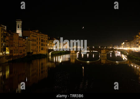 Il fiume Arno a Firenze, Italia, visto dal Ponte Vecchio di notte Foto Stock