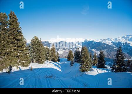 Vista panoramica sulla coperta di neve catena montuosa alpina nelle alpi sul cielo blu sullo sfondo Foto Stock