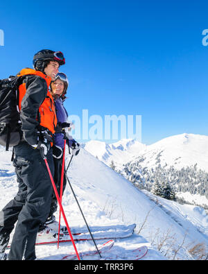 I giovani per divertirsi durante la preparazione per il freeride run nella natura invernale Foto Stock