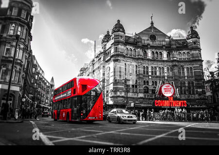 Londra, UK - gli autobus a due piani con nero e sfondo bianco Foto Stock