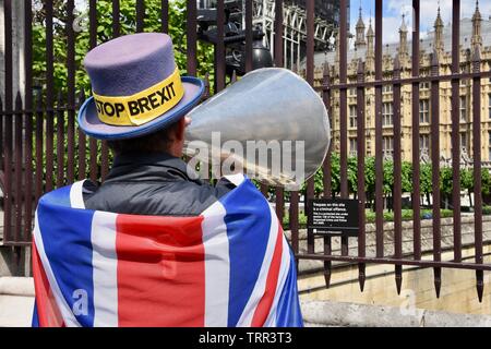 Londra, Regno Unito. 11 Giugno, 2019. Steve Bray attivista SODEM esorta le autorità di chiamare i cani addestrati a seguito delle recenti rivelazioni del passato di assunzione di farmaci da Tory politici. Houses of Parliament, Westminster, London. UK Credit: Michael melia/Alamy Live News Foto Stock