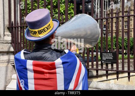 Londra, Regno Unito. 11 Giugno, 2019. Steve Bray, attivista SODEM esorta le autorità di chiamare i cani addestrati a seguito delle recenti rivelazioni del passato di assunzione di farmaci da Tory politici. Houses of Parliament, Westminster, London. UK Credit: Michael melia/Alamy Live News Foto Stock