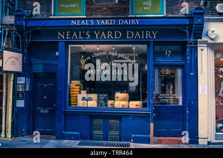 Londra, Inghilterra - 19 ottobre 2014: Neal's Yard Dairy a Borough Market, Londra. C Foto Stock