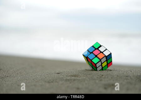 Banda Aceh, Indonesia - 8 Giugno 2019: Classic Cubo di Rubik su una spiaggia di sabbia Foto Stock