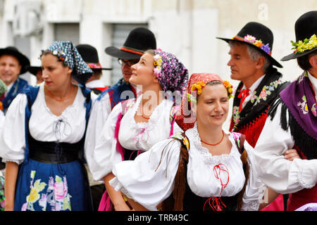 Il gruppo folk 'Danzerini di Lucinico' dal Friuli Venezia Giulia durante il festival religioso 'Sagra delle Regne' a Minturno - Italia Foto Stock