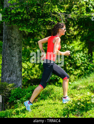 Arduo trail running esercizio nella regione alpina Foto Stock