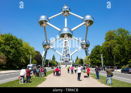 Bruxelles Atomium Brussels turisti scattare fotografie all'Atomium Brussels Belgio UE Europa Foto Stock