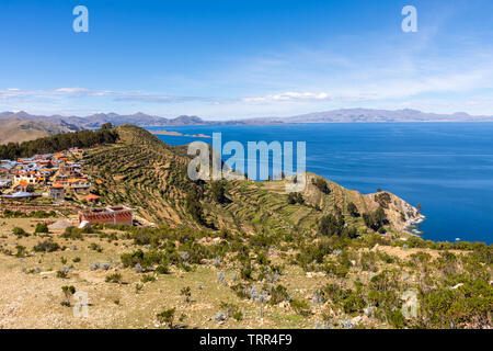 Una vista di Isla del Sol, boliviano isola sul lago Titicaca. Foto Stock