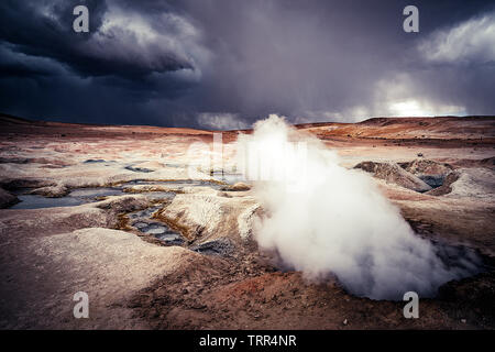 Area geotermica e fumarole di geysir Sol de Manana, Potosi, Bolivia Foto Stock