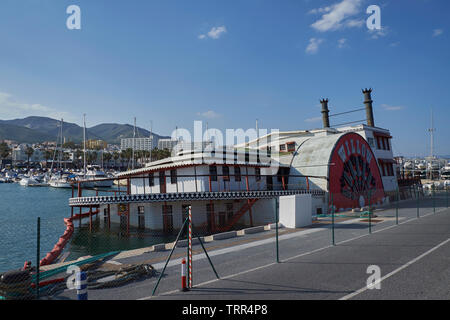 La Mississippi battello a vapore "Willow" metà sunken, legato fino alla marina di Puerto Benalmadena. Porta. Andalusia, Spagna. Foto Stock