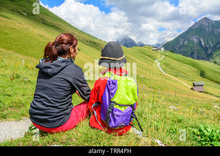 Madre e figlio per divertirsi durante una pausa nella natura alpina della regione di Arlberg in Austria Foto Stock