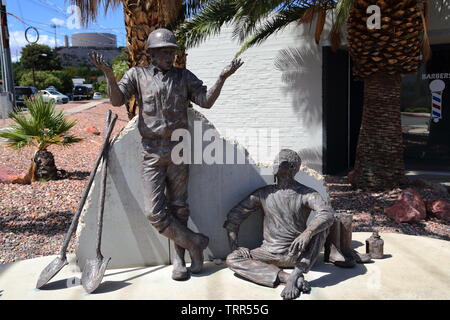 La scultura in bronzo di onorare i lavoratori che hanno costruito la diga di Hoover in Boulder City, Nevada, STATI UNITI D'AMERICA Foto Stock