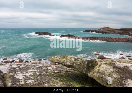 Il pericoloso ingresso Porth Hellick a bassa marea e in un forte vento onshore, St. Mary's, isole Scilly, REGNO UNITO Foto Stock