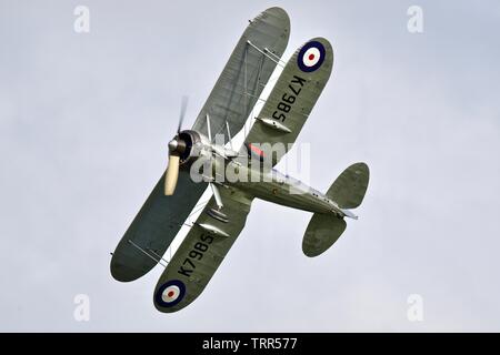 1938 Gloster Gladiator parte della collezione Shuttleworth effettuando al 2019 Air Festival presso Old Warden Foto Stock