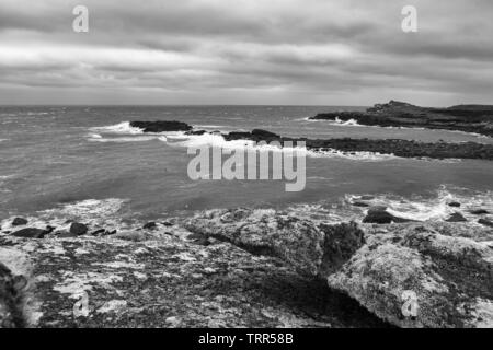 Il pericoloso ingresso Porth Hellick a bassa marea e in un forte vento onshore, St. Mary's, isole Scilly, UK. Versione in bianco e nero Foto Stock