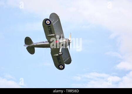 1938 Gloster Gladiator parte della collezione Shuttleworth effettuando al 2019 Air Festival presso Old Warden Foto Stock