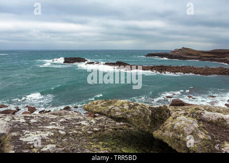 Il pericoloso ingresso Porth Hellick a bassa marea e in un forte vento onshore, St. Mary's, isole Scilly, REGNO UNITO Foto Stock