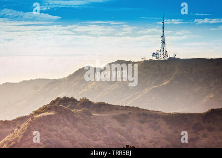 LOS ANGELES, CA - Luglio 30, 2018: Hollywood sospiro lettere bianche sul Monte Lee visto dall Osservatorio Griffith. Foto Stock