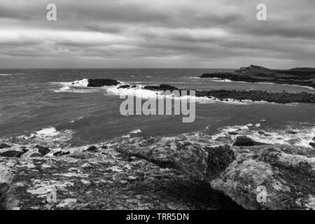 Il pericoloso ingresso Porth Hellick a bassa marea e in un forte vento onshore, St. Mary's, isole Scilly, UK: versione in bianco e nero Foto Stock