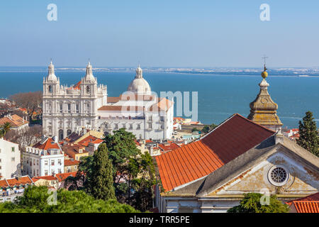 Lisbona, Portogallo. Sao Vicente de Fora Monastero, cupola di Panteao Nacional aka Panteon Nazionale e il fiume Tago. Santa Cruz do Castelo chiesa in foregr Foto Stock