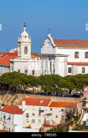 Lisbona, Portogallo. Graca chiesa e convento e Sophia de Mello Breyner Andresen Viewpoint aka Graca Viewpoint. Foto Stock