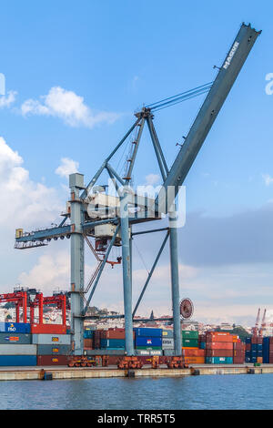 Lisbona, Portogallo - Novembre 05, 2018: Porto de Lisboa o porto internazionale di Lisbona nel fiume Tago. Gru e i contenitori di spedizione Foto Stock