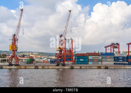 Lisbona, Portogallo - Novembre 05, 2018: Porto de Lisboa o porto internazionale di Lisbona nel fiume Tago. Le gru e i contenitori di spedizione Foto Stock