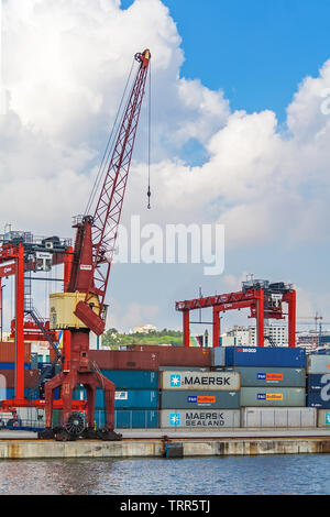 Lisbona, Portogallo - Novembre 05, 2018: Porto de Lisboa o porto internazionale di Lisbona nel fiume Tago. Le gru e i contenitori di spedizione Foto Stock