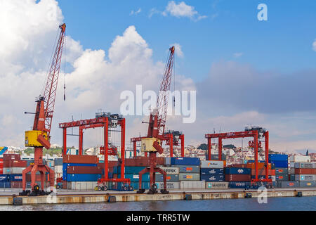 Lisbona, Portogallo - Novembre 05, 2018: Porto de Lisboa o porto internazionale di Lisbona nel fiume Tago. Le gru e i contenitori di spedizione Foto Stock