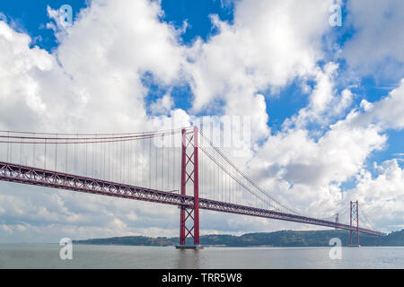 Lisbona, Portogallo. Il Ponte 25 de Abril sospensione ponte sul Tago o fiume Tejo con Cristo Rei Santuario. Collega le città di Lisbona e Almada Foto Stock